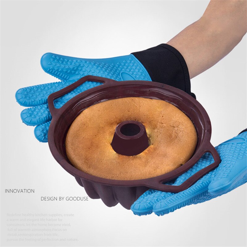 Heat-Resistant Gloves for the Kitchen or Barbecue.