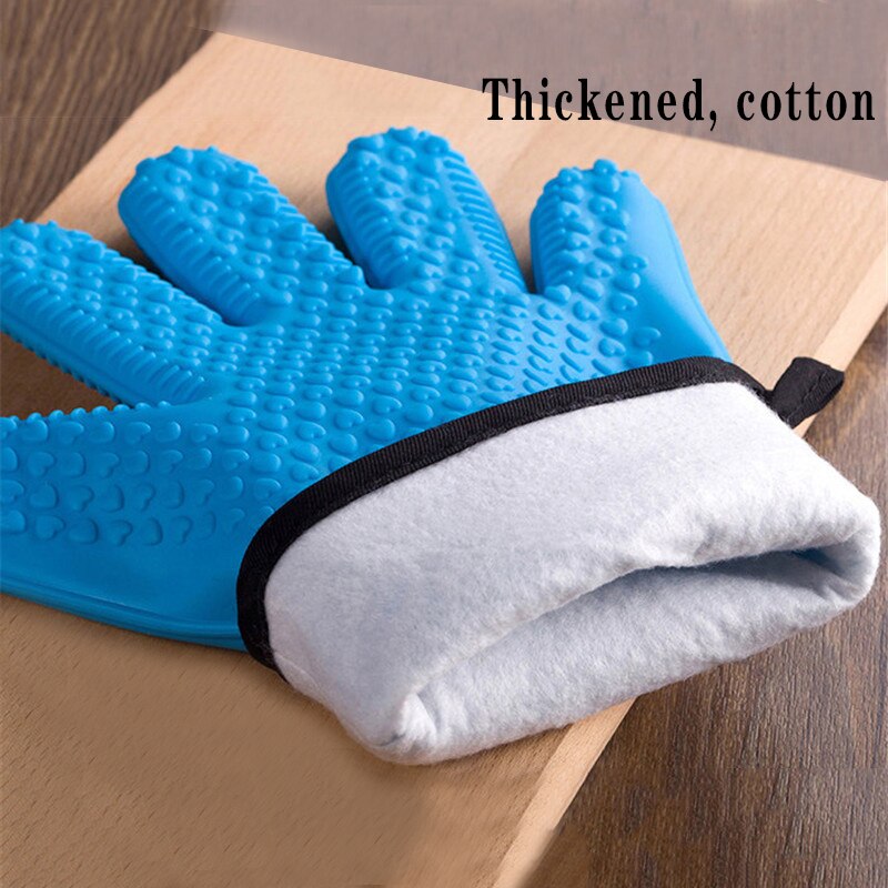 Heat-Resistant Gloves for the Kitchen or Barbecue.